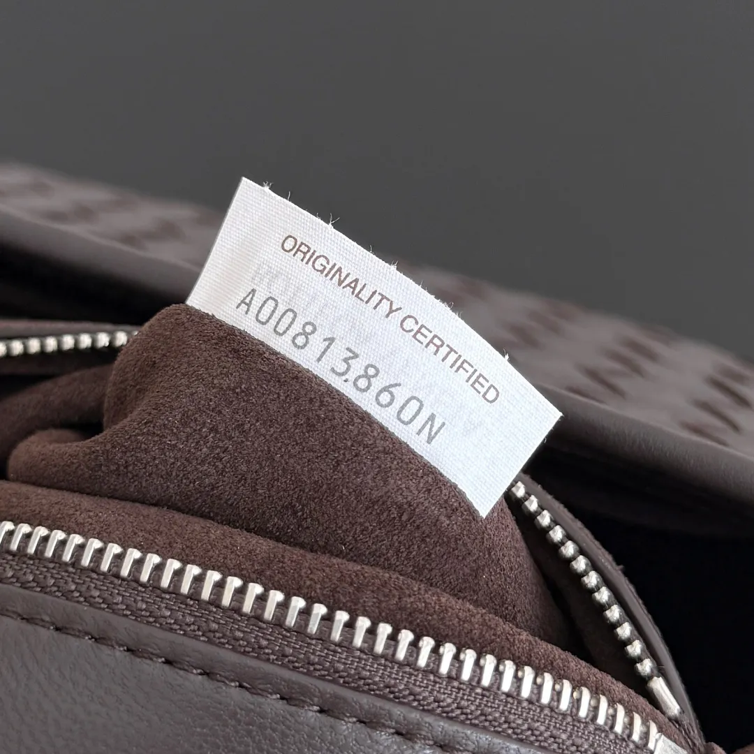 Batch 2020 BOTTEGA VENETA2025 new Veneto flip back bag has been changed from the previous zipper style to a flip design, which is safe, convenient and fashionable. The suction buckle style is also more popular among boys and girls❤️but the zipper compartment is still retained inside. It is not only comfortable, but also elegant and calm, and looks more casual. It is suitable for matching with all kinds of business and casual clothes 😊 to add casual sexiness and make the outfit more complete. The weaving process looks more old-money and retro, and it also has piping processing. Suitable for daily scenes such as shopping and commuting, comfortable and stylish! 💼 Style number: 843836 Color: black brown Size: 26*18.5*5cm